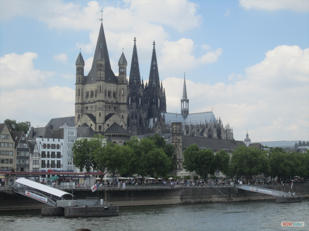 Kirche St. Martin mit Dom im Hintergrund